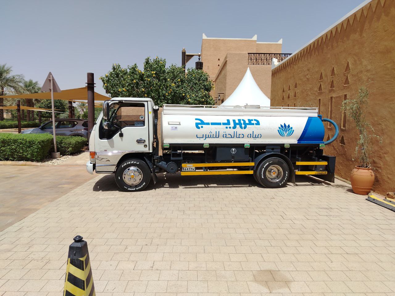 صهريج وايت مياه السيف أثناء توصيل المياه في أحد أحياء الرياض